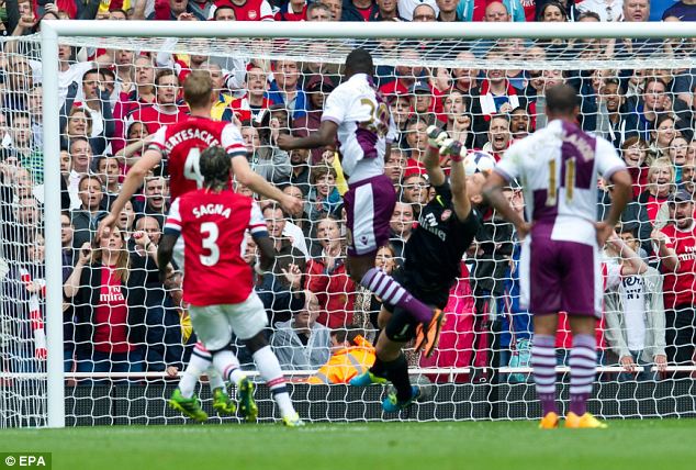 
	Benteke đánh đầu bồi ghi bàn cho Aston Villa sau khi bị thủ môn đối phương cản cú đá phạt đền