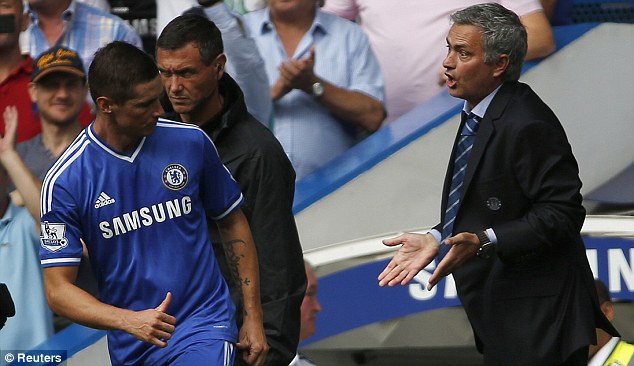 Chùm ảnh: CĐV Chelsea cuồng nhiệt chào đón Mourinho