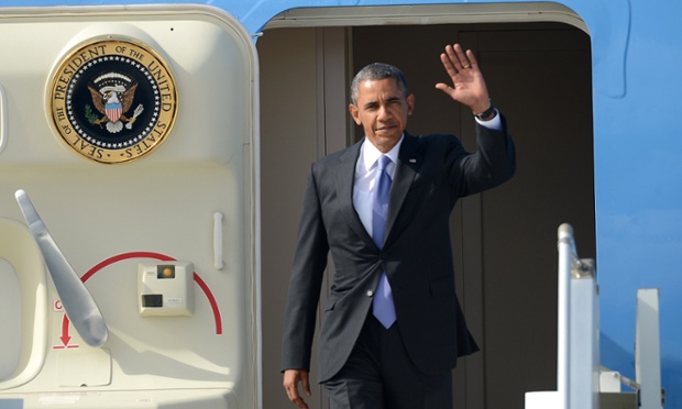 Tổng thống Mỹ Barack Obama vẫy tay chào khi đặt chân xuống sân bay ở St Petersburg để tham dự hội nghị thưởng đỉnh của các nước thuộc nhóm G20.