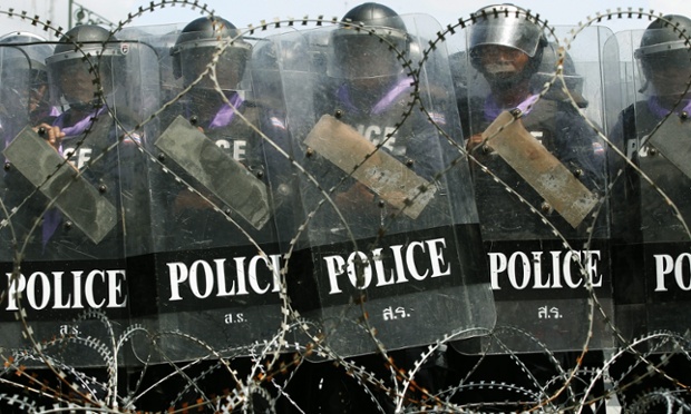 Cảnh sát chống bạo động lập thành hào rào bảo vệ trước tòa nhà chính phủ và quốc hội ở Bangkok, Thái Lan.