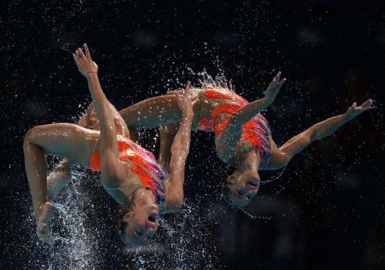 Đội tuyển bơi nghệ thuật của Italia biểu diễn trong phần thi chung kết tại giải Vô địch bơi lội thế giới được tổ chức ở Barcelona, Tây Ban Nha.