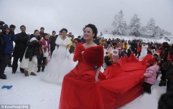 30 cặp đôi tổ chức lễ cưới tập thể giữa băng tuyết lạnh lẽo 6