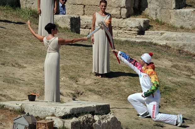 Nghi lễ lấy lửa cho Olympic mùa đông Sochi (Nga) diễn ra tại ngôi đền Hera trên núi Olympia, Hi Lạp.