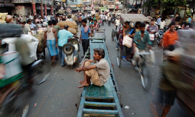 Một người lao động ngồi trên xe kéo tại khu chợ bán đồ gia vị ở New Delhi, Ấn Độ.