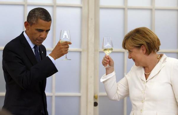 Thủ tướng Đức Angela Merkel và Tổng thống Mỹ Obama nâng cốc chúc mừng khi hai nhà lãnh đạo ăn tối cùng nhau tại lầu đài Chralottenburg ở Berlin, Đức.
