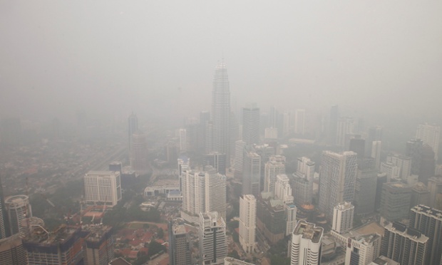 Sương khói phủ kín thủ đô Kuala Lumpur của Malaysia do ảnh hưởng từ các đám cháy rừng ở Indonesia.