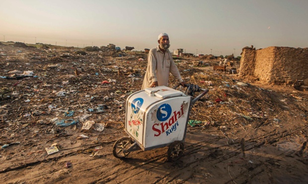 Một người bán kem dạo đang chờ khách tới mua ở ngoại ô thành phố Islamabad, Pakistan.