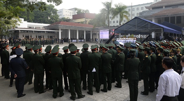  	Đoàn đại biểu quân đội chờ tới lượt vào viếng Đại tướng Võ Nguyên Giáp.