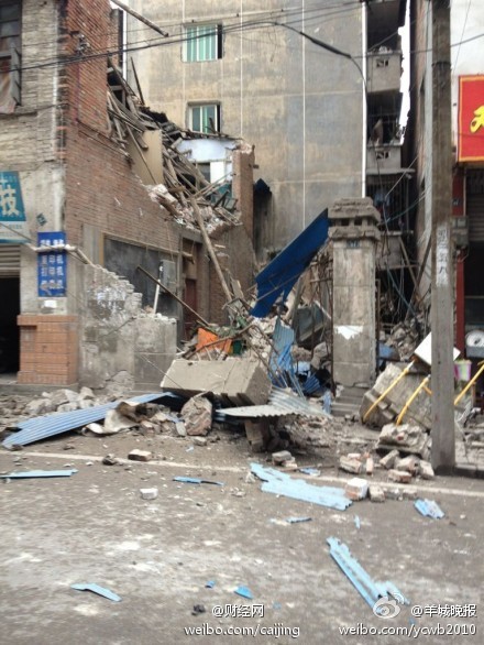 Một ngôi nhà tại huyện Lư Sơn bị sập hoàn toàn sau trận động đất.