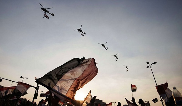 
	Máy bay trực thăng bay trên quảng trường Tahrir, Cairo, khi đám đông phía dưới ủng hộ Tổng thống Ai Cập tạm thời, Mansour Adly Mahmud, tuyên thệ.