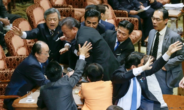 Một nghị sĩ đảng đối lập lao tới gây sự với chủ tịch Thượng nghị viện Nhật Bản Masaharu Nakagawa trong một cuộc họp của ủy ban an ninh ở Tokyo.