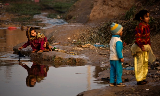 Trẻ em chơi cạnh một dòng suối ô nhiễm tại khu ổ chuột ở Islamabad, Pakistan.