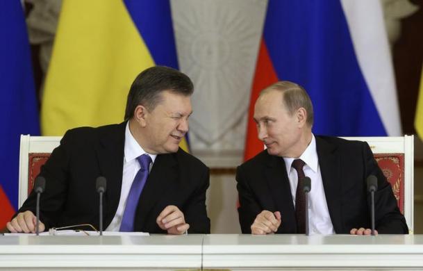 Cử chỉ nháy mắt hóm hỉnh của Ukraine Tổng thống Viktor Yanukovich với đồng nhiệm người Nga Vladimir Putin trong một cuộc gặp ở Moscow.