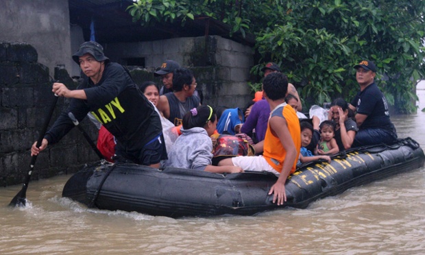 Các binh sĩ giải cứu những người dân bị mắc kẹt trong nước lũ tại thị trấn Subic thuộc tỉnh Zambales, Philippines.