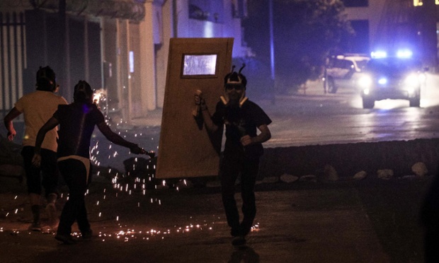 Người biểu tình đụng độ với cảnh sát chống bạo động suốt đêm ở Bahrain.