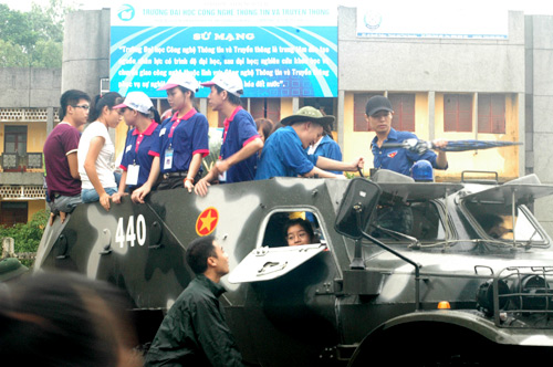 	Trận mưa lớn vào sáng ngày 3/7 khiến đường phố tại Thái Nguyên ngập lụt gây ảnh hưởng tới việc đi lại của các thí sinh. Tỉnh đội Thái Nguyên đã điều xe quân dụng để hỗ trợ chở các sĩ tử tới trường làm thủ tục dự thi. (Nguồn: infonet)