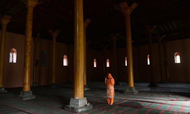 Một phụ nữ theo đạo Hồi cầu nguyện trong nhà thờ Jamia Masjid vào dịp tháng lễ Ramadan ở Srinagar, Ấn Độ.