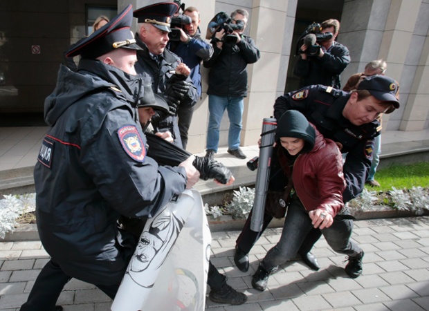 Cảnh sát bắt giữ bát giữa các nhà hoạt động bảo vệ quyền của người đồng tính biểu tình ở thủ đô Moscow, Nga.