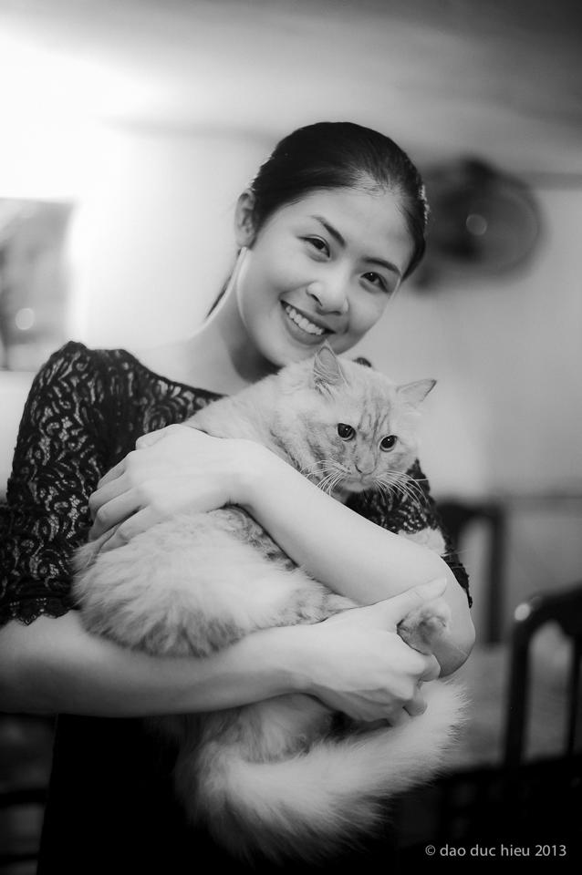 Hoa hậu Ngọc Hân mộc mạc bên thú cưng tại nhà riêng