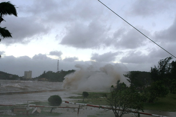 
	Nhiều người dân Hải Phòng vẫn chủ quan tạo dáng chụp ảnh khi bão số 6 đổ bộ (Nguồn: Laodong)