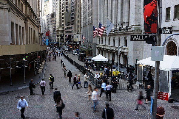 	Phố Wall (New York) sáng 1/10. Bất chấp việc chính phủ bị đóng cửa lần đầu tiên sau 17 năm, chỉ số Dow Jone, S&P 500 và Nasdaq đều tăng nhẹ trong phiên giao dịch vào buổi sáng.