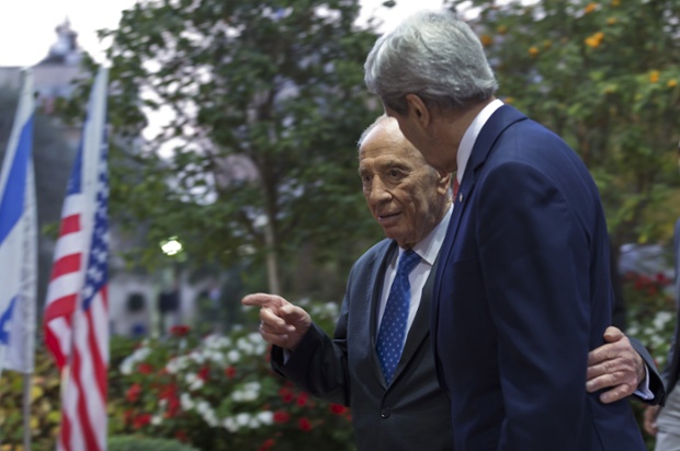 Tổng thống Israel Shimon Peres đưa tay ôm thân mật Ngoại trưởng Mỹ John Kerry trong chuyến thăm của nhà ngoại giao Mỹ tới Tel Aviv.