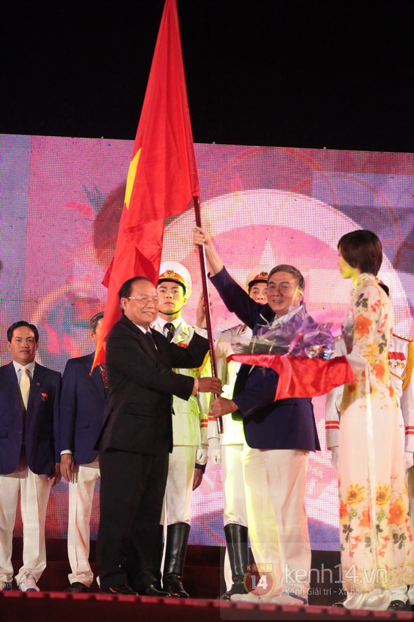 Mặc trời mưa, đoàn VĐV Việt Nam vẫn nhiệt tình dự lễ xuất quân SEA Games 27 8
