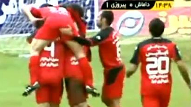 
	Hai cầu thủ Iran ăn mừng phản cảm