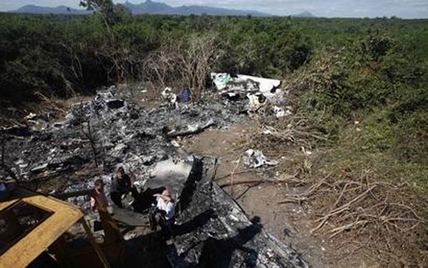 Đống đổ nát của vụ tai nạn thảm khốc trên chuyến bay số hiệu 833 khiến 68 người thiệt mạng. Chiếc máy bay nát vụn hoàn toàn sau khi rơi xuống đất.