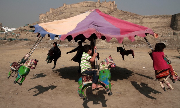 Trẻ em chơi đu quay ở ngoại ô thành phố Kabul, Afghanistan.