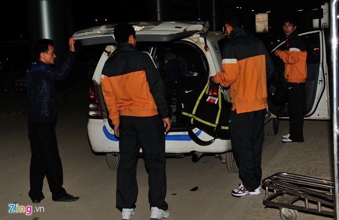 
	3 cầu thủ của CLB than Quảng Ninh cũng bắt xe riêng để về nhà ngay.