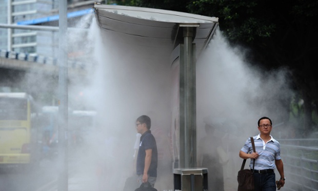 Hệ thống phun hơi nước đặc biệt được lắp đặt tại các điểm chờ xe bus ở thành phố Trung Khánh của Trung Quốc, để giúp hành khách hạ nhiệt trong những ngày nắng nóng.