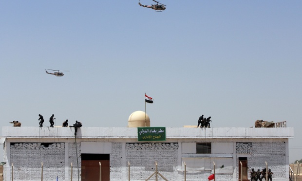 Lực lượng đặc nhiệm Iraq tham gia diễn tập giải cứu con tin tại một căn cứ quân sự ở phía bắc thủ đô Baghdad.