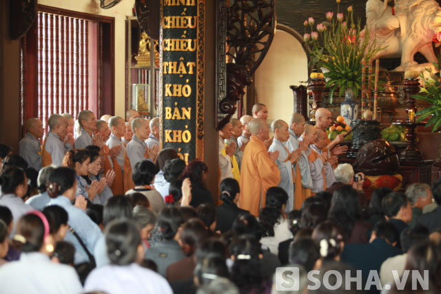  	Rất đông Phật tử và người dân tham gia
