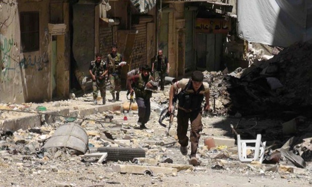 Các chiến binh của lực lượng phiến quân chạy tìn nơi ẩn nấp trong cuộc giao tranh với quân chính phủ Aleppo, Syria.