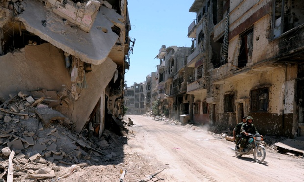 Các binh sĩ thuộc lực lượng quân đội chính phủ tuần tra trên đường phố tại khu vực AL-Khalidiah của thành phố Homs, Syria.