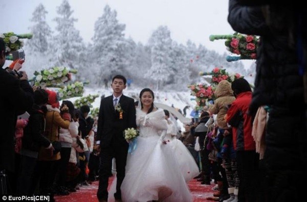30 cặp đôi tổ chức lễ cưới tập thể giữa băng tuyết lạnh lẽo 7