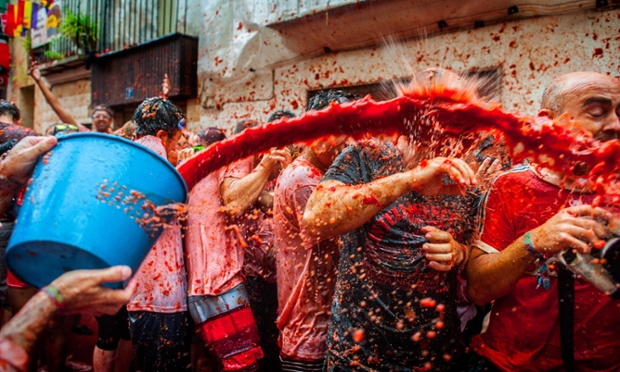 Mọi người tham gia lễ hội cà chua Tomatina ở Bunol, Tây Ban Nha.