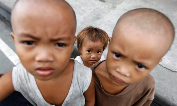 Trẻ em ăn xin trên đường phố ở Paranaque, Philippines.
