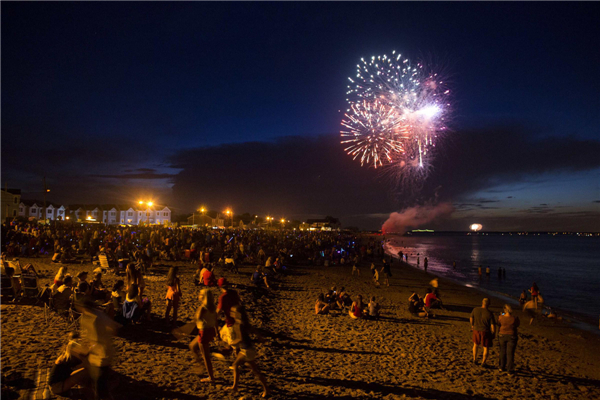 Mọi người chiêm ngưỡng pháo hoa trên bãi biển Union Beach, New Jersey, nhâp dịp Quốc khánh Mỹ 4/7.