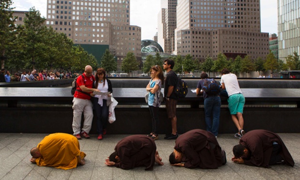 Các du khách cầu nguyện tại khu tưởng niệm 11/9 ở New York, Mỹ.