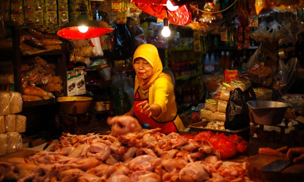 Một phụ nữ bán gà thịt sẵn trong một khu chợ ở Bogor, Indonesia.