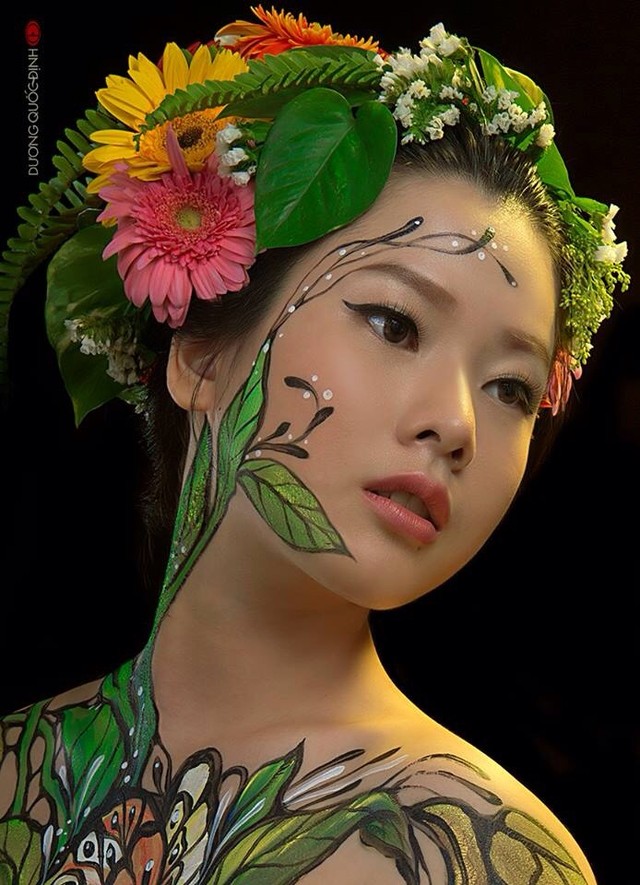  	Một trong những bức ảnh trong bộ body painting mới nhất của Hani Nguyễn