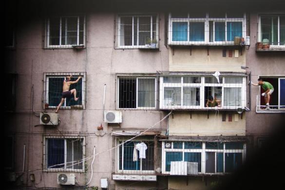 Một người đàn ông trèo ra ngoài cửa sổ sau khi bắt mẹ đẻ làm con tin trong nhiều giờ ở thành phố An Sơn, Trung Quốc.
