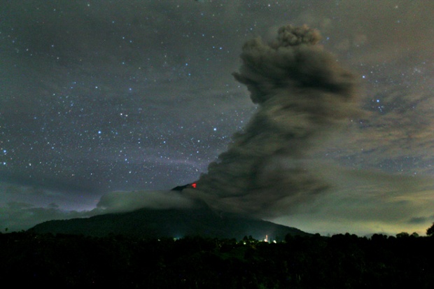 Núi lửa Sinabung phun tro bụi lên bầu trời ở Bắc Sumatra, Indonesia.