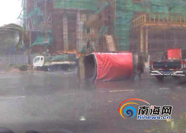Ô tô bị đổ do gió bão mạnh cạnh một công trường xây dựng.