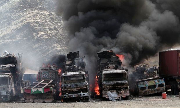Khói đen bốc lên từ các xe chở nhiên liệu của NATO sau khi bị tấn công ở Torkham gần Jalalabad, Afghanistan.
