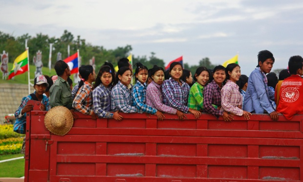 Các công nhân đứng trên một chiếc xe tải để tới nơi làm việc ở Naypyitaw, Myanmar. Đây là quốc gia đang tổ chức SEA Games 27.