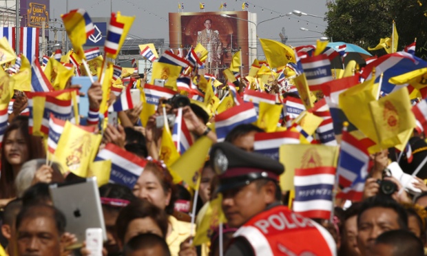 Hàng nghìn người tập trung để chào đón nhà vua Thái Lan Bhumibol Adulyadej diễu hành trên phố bằng xe ô tô trong ngày sinh nhật thứ 68 của ông tại Cung điện Klai Kangwon ở Hua Hin.