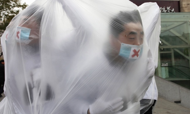 Sinh viên đeo mặt lạ và dùng bao ni lông chùm đầu để tuyên truyền về ô nhiễm môi trường ở Thiểm Tây, Trung Quốc.